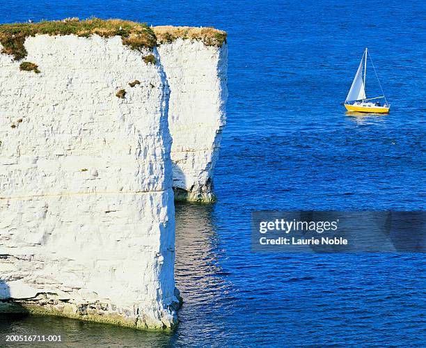uk, england, dorset, small sailing boat near white cliffs - white cliffs of dover stock pictures, royalty-free photos & images