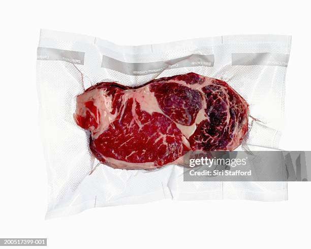 vacuum sealed frozen cut of beef - sotto vuoto foto e immagini stock