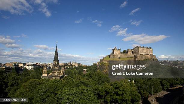 uk, scotland, edinburgh castle and skyline - wt1 stock pictures, royalty-free photos & images