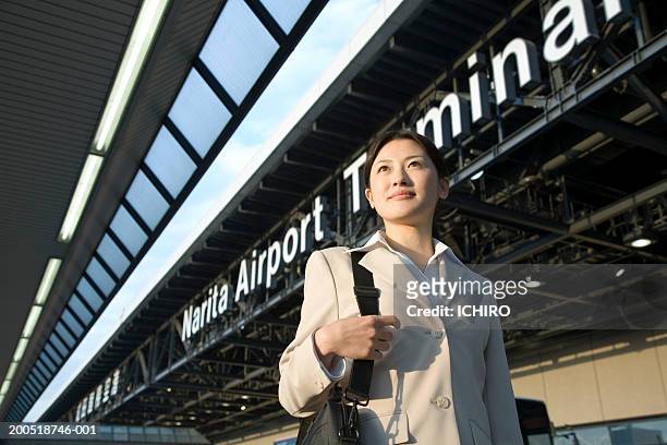 japan, chiba prefecture, young businesswoman at narita airport - narita international airport 個照片及圖片檔