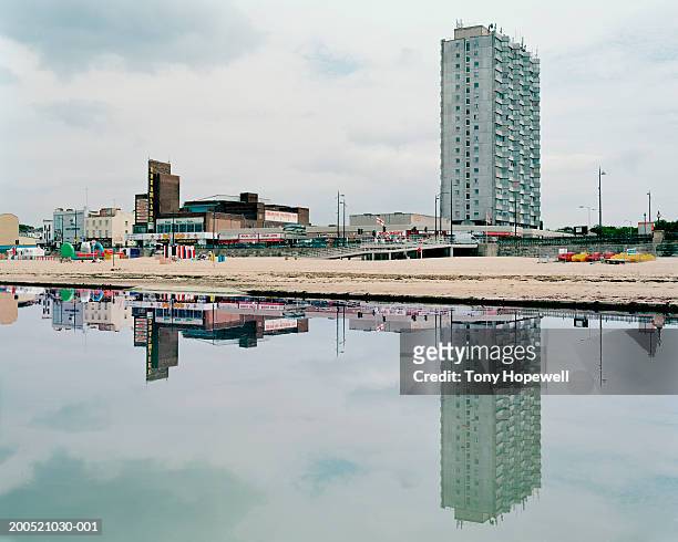 uk, kent, margate, amusement centre on beach, view across tide pool - hopewell centre stock pictures, royalty-free photos & images