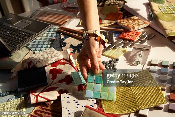 woman picking out swatches from desk - interieurontwerper stockfoto's en -beelden