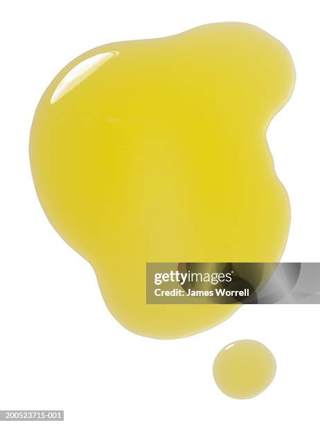puddle of olive oil on white background - flaque photos et images de collection