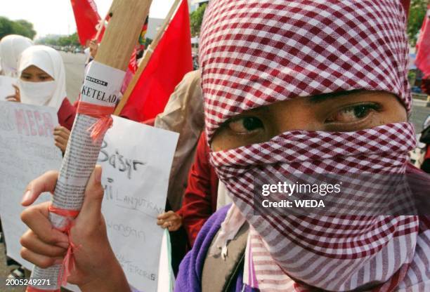 Masked Muslim student takes part in a rally to support Indonesian Muslim cleric Abu Bakar Bashir at a main street in downtown Solo, Central Java, 29...