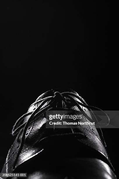 man's wingtip shoe, close-up - budapester stock-fotos und bilder