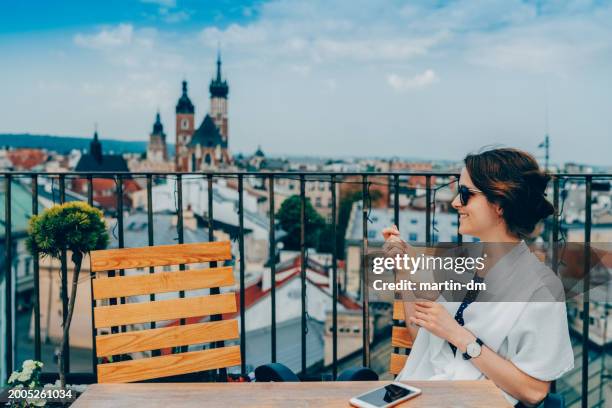 mujer en restaurante comiendo postre - cracovia fotografías e imágenes de stock
