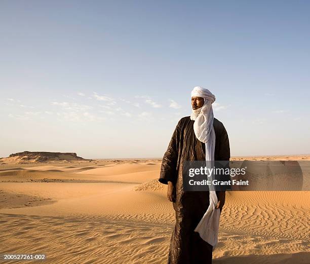 niger, south sahara desert, tuareg man standing in desert - touareg fotografías e imágenes de stock