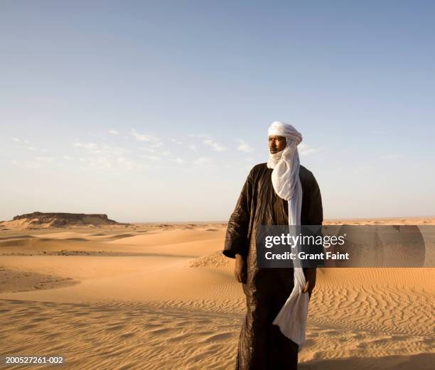 niger, south sahara desert, tuareg man standing in desert - touareg 個照片及圖片檔