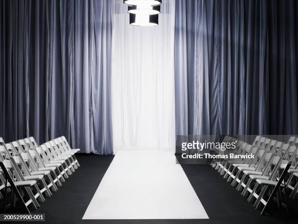 rows of chairs beside catwalk - fashion show photos et images de collection