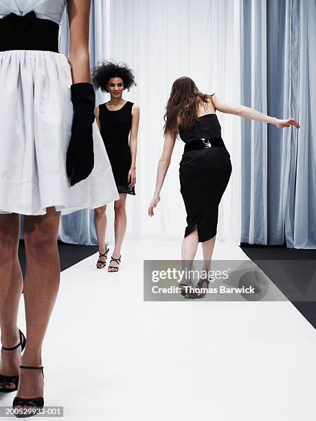 female models walking down catwalk, one woman breaking high heel - broken heel stock-fotos und bilder