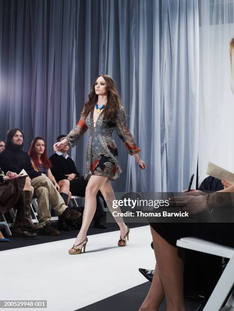 spectators watching young female model walk down catwalk - catwalk model 個照片及圖片檔