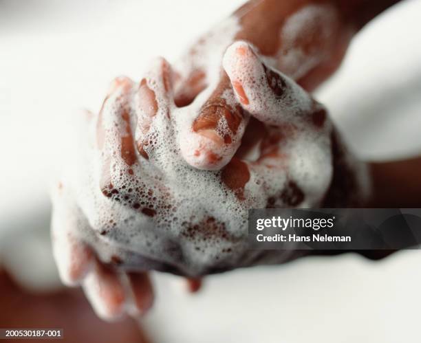 man washing hands, close-up - soap - fotografias e filmes do acervo