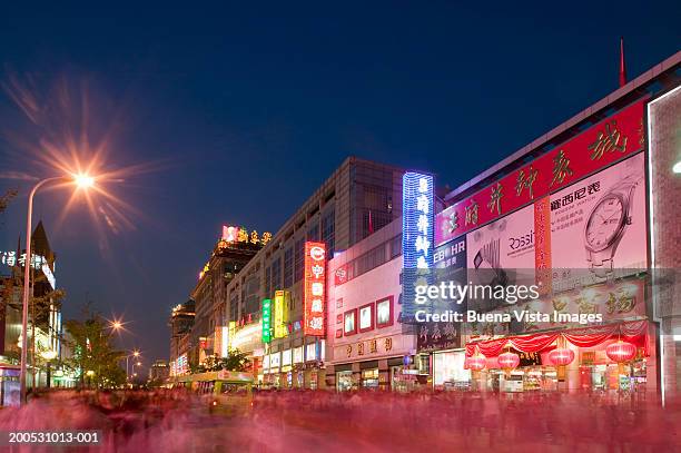 people's republic of china, beijing, wangfujing dajie, dusk - movie china stockfoto's en -beelden