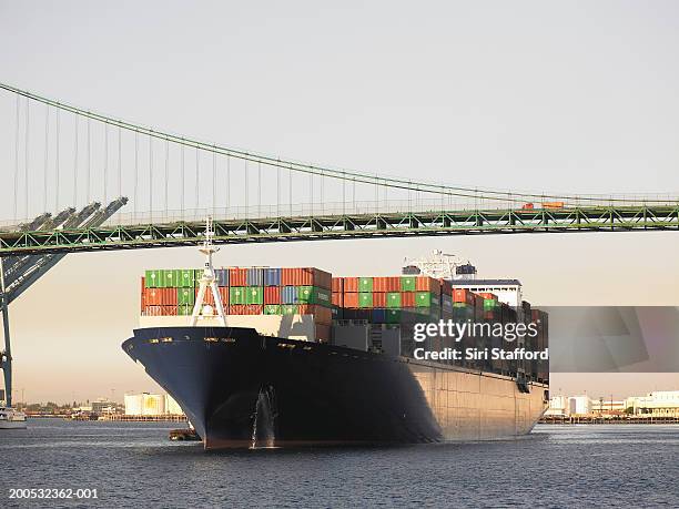 container ship pulling into port - port of los angeles imagens e fotografias de stock