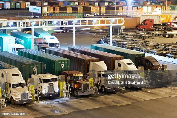 security checkpoint for trucks with fresh cargo leaving port - giant in los angeles ca photos et images de collection