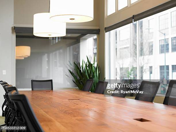 conference table and chairs in boardroom - mesa de reunião imagens e fotografias de stock