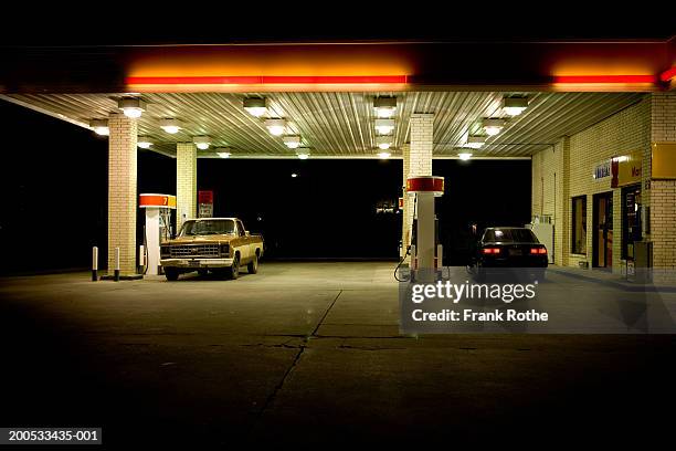 usa, texas, cars at petrol station at night - benzinestation stockfoto's en -beelden