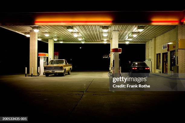 usa, texas, cars at petrol station at night - petrol station 個照片及圖片檔