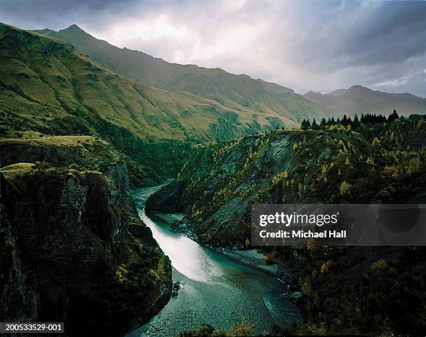new zealand, otago, skippers canyon, river in mountainous landscape - nieuw zeeland stockfoto's en -beelden