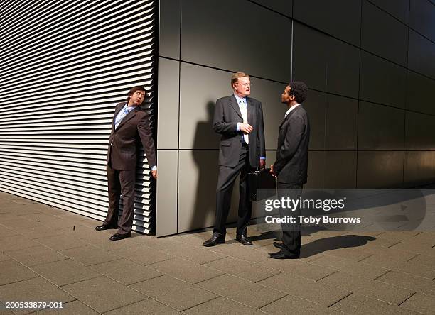 empresário ouvir às escondidas na conversa na rua canto - ouvir às escondidas imagens e fotografias de stock