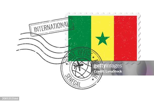 illustrations, cliparts, dessins animés et icônes de timbre-poste grunge sénégalais. illustration vectorielle de carte postale vintage avec drapeau national sénégalais isolé sur fond blanc. style rétro. - senegal