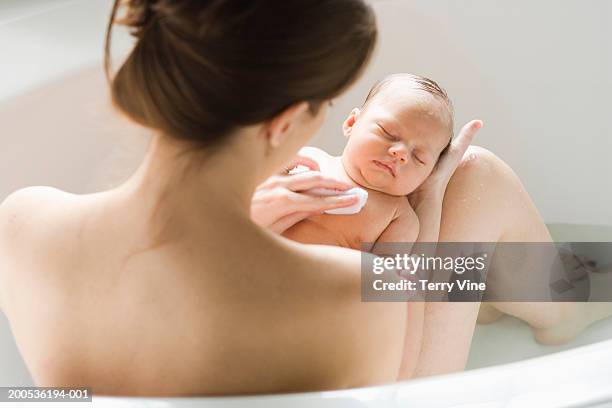 mother taking bath with baby boy (0-3 months) - baby bathtub 個照片及圖片檔