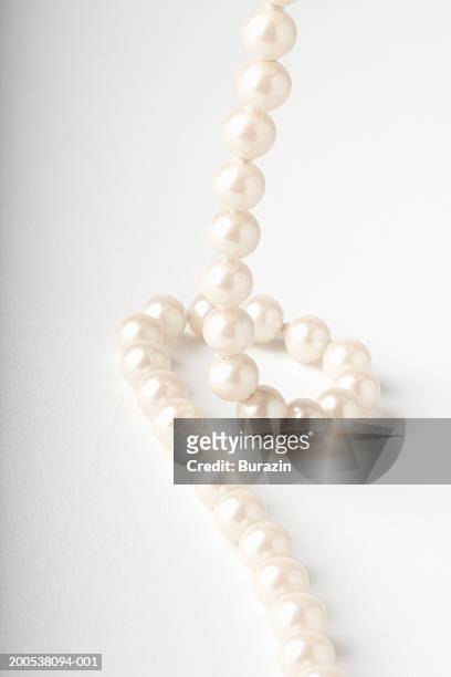 pearl necklace, against white background, close-up - parel stockfoto's en -beelden