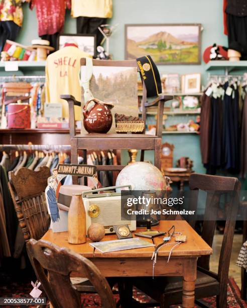 vintage clothing store - antiek stockfoto's en -beelden