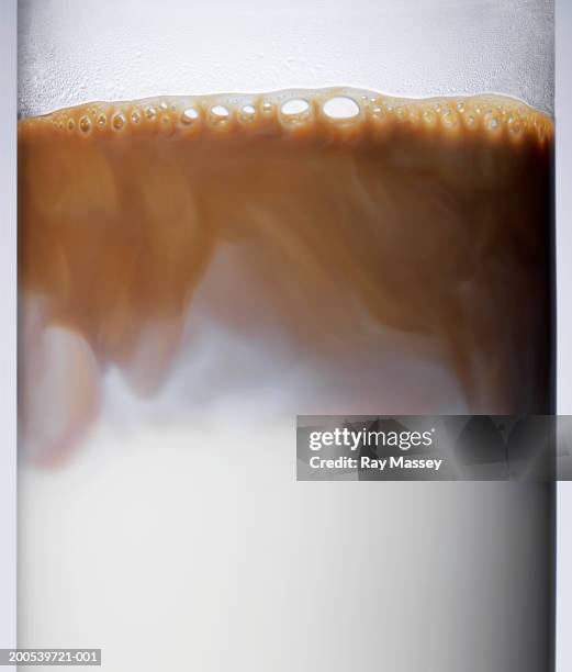 latte in glass, close-up - kombination stock-fotos und bilder