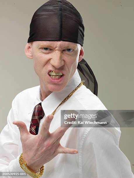 young businessman wearing do-rag, gesticulating - do rag 個照片及圖片檔