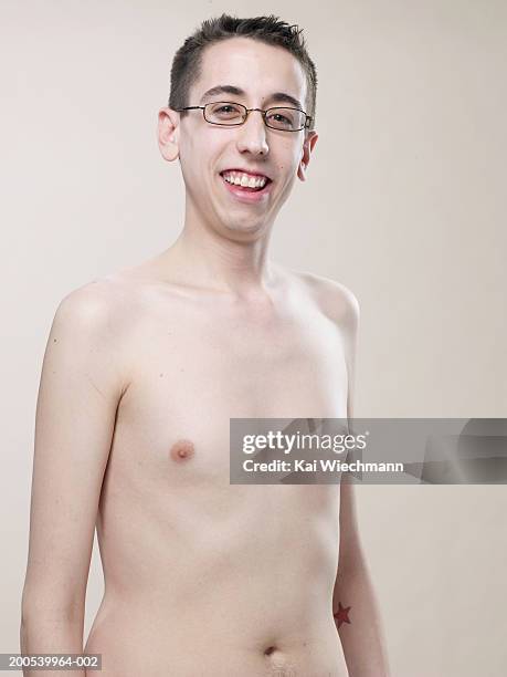 barechested man wearing glasses, smiling - slank stockfoto's en -beelden