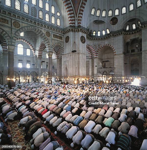 turkey, istanbul, suleymaniye mosque, crowd praying - süleymaniye moskee stockfoto's en -beelden
