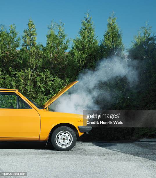 yellow car with steam pouring from bonnet - capô de carro imagens e fotografias de stock