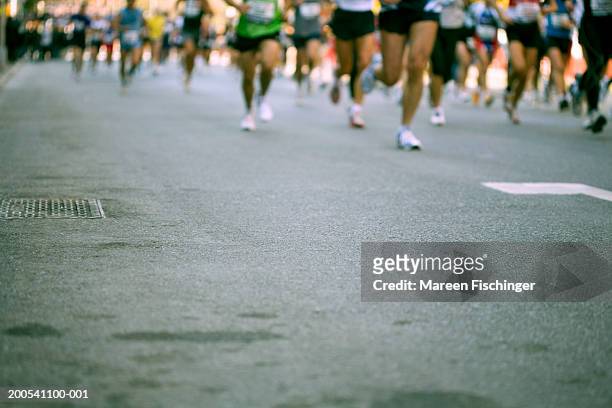 runners in the 2006 new york city marathon, low section - marathon new york stockfoto's en -beelden