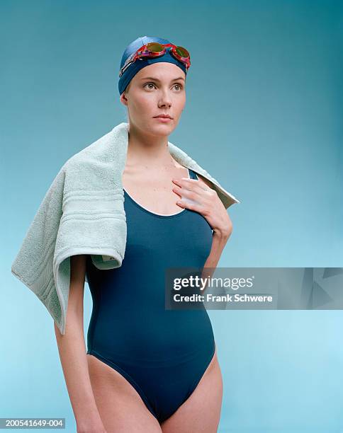 young female swimmer with webbed fingers - maillot vert stock pictures, royalty-free photos & images