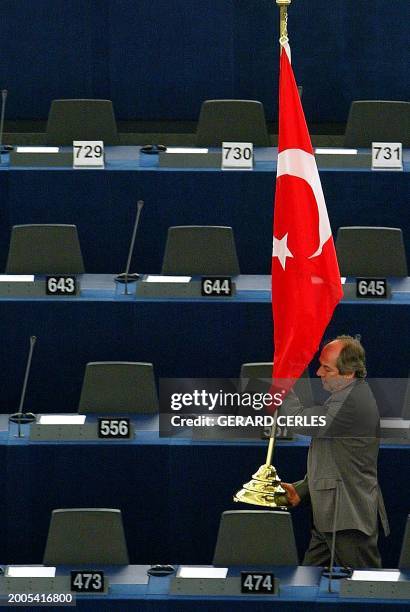 Un officiel du Parlement européen installe, le 19 novembre 2002 à Strasbourg, un drapeau turc à l'ouverture de la session extraordinaire du parlement...