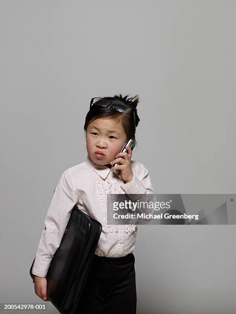 girl (3-5) dressed as businesswoman using mobile phone - imitação de adultos - fotografias e filmes do acervo