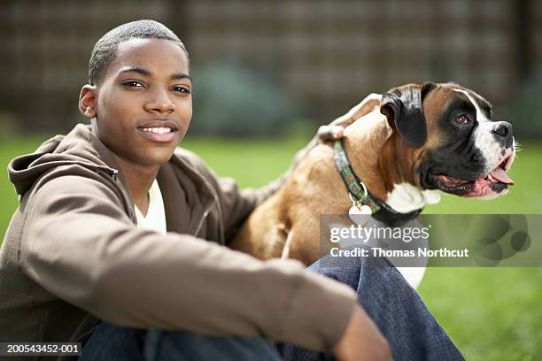 teenager boy (22) und hund im freien, junge lächelnd - boy with dog stock-fotos und bilder