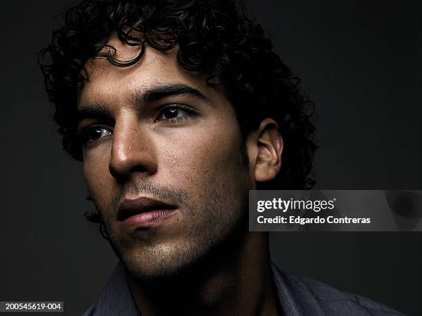 young man, looking away, close-up - männer portrait gesicht close up stock-fotos und bilder