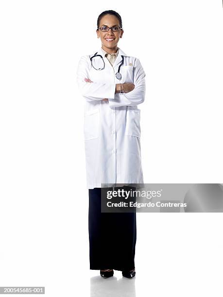 mid adult woman wearing white coat, smiling, portrait - doctora fondo blanco fotografías e imágenes de stock