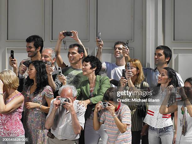 crowd of people using cameras in street, smiling - 2007 celebrity phones 個照片及圖片檔