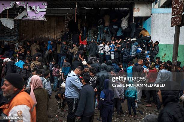 Bakery Crowd Photos and Premium High Res Pictures - Getty Images