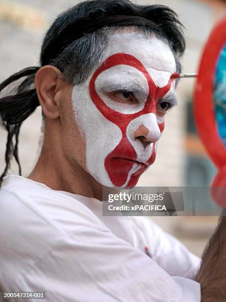 traditional peking opera actor applying make-up, close-up - beijing opera stock-fotos und bilder