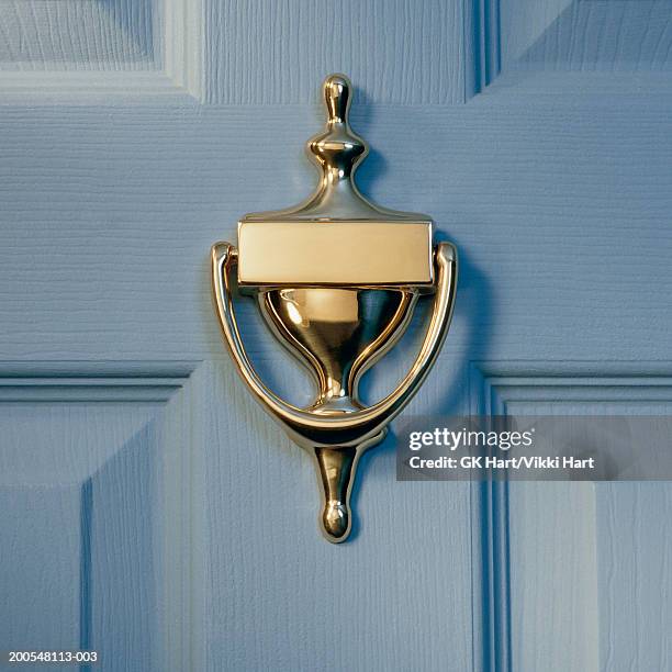 brass door knocker on front door, close-up - door knocker stock-fotos und bilder