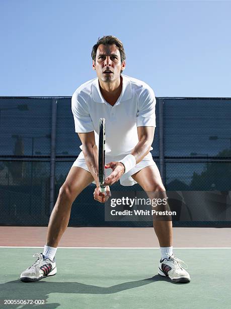 man playing tennis on court - tennis quick imagens e fotografias de stock