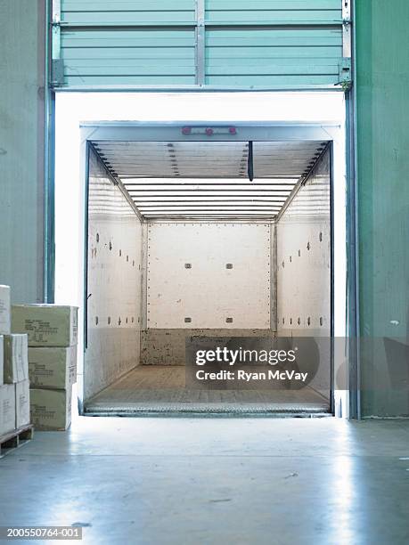 empty semi-truck at loading dock - loading dock 個照片及圖片檔