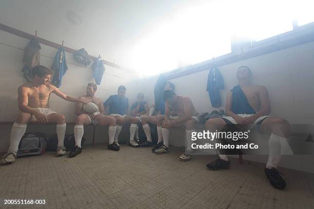 rugby players sitting in changing room - rugby players in changing room 個照片及圖片檔