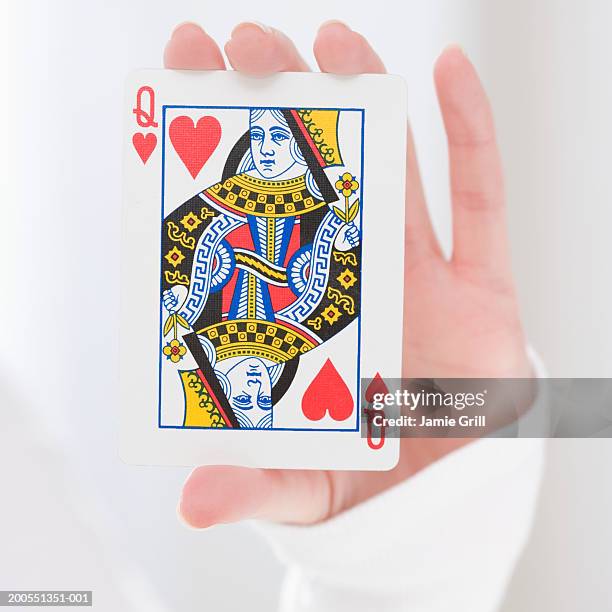 woman holding queen card, close-up - face card stockfoto's en -beelden