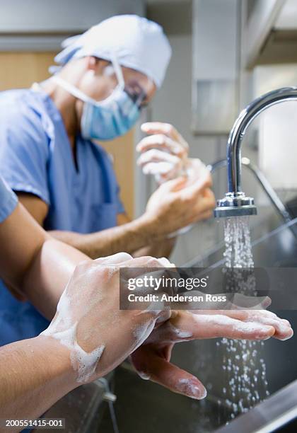 surgeons washing hands before surgery, close-up - se frotter les mains photos et images de collection