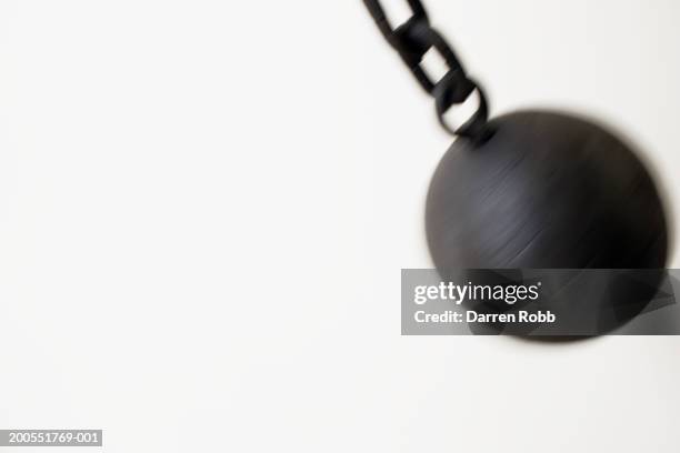 wrecking ball (blurred motion), close-up - sloopkogel stockfoto's en -beelden